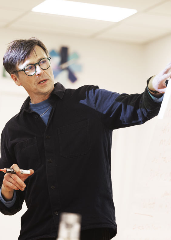 Underviser ved tavle.