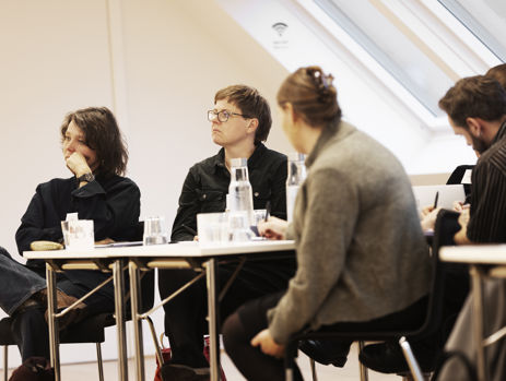 Tre gymnasielærere følger med i undervisningen.