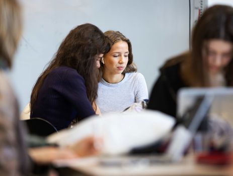 To elever arbejder tæt sammen i klasselokalet.